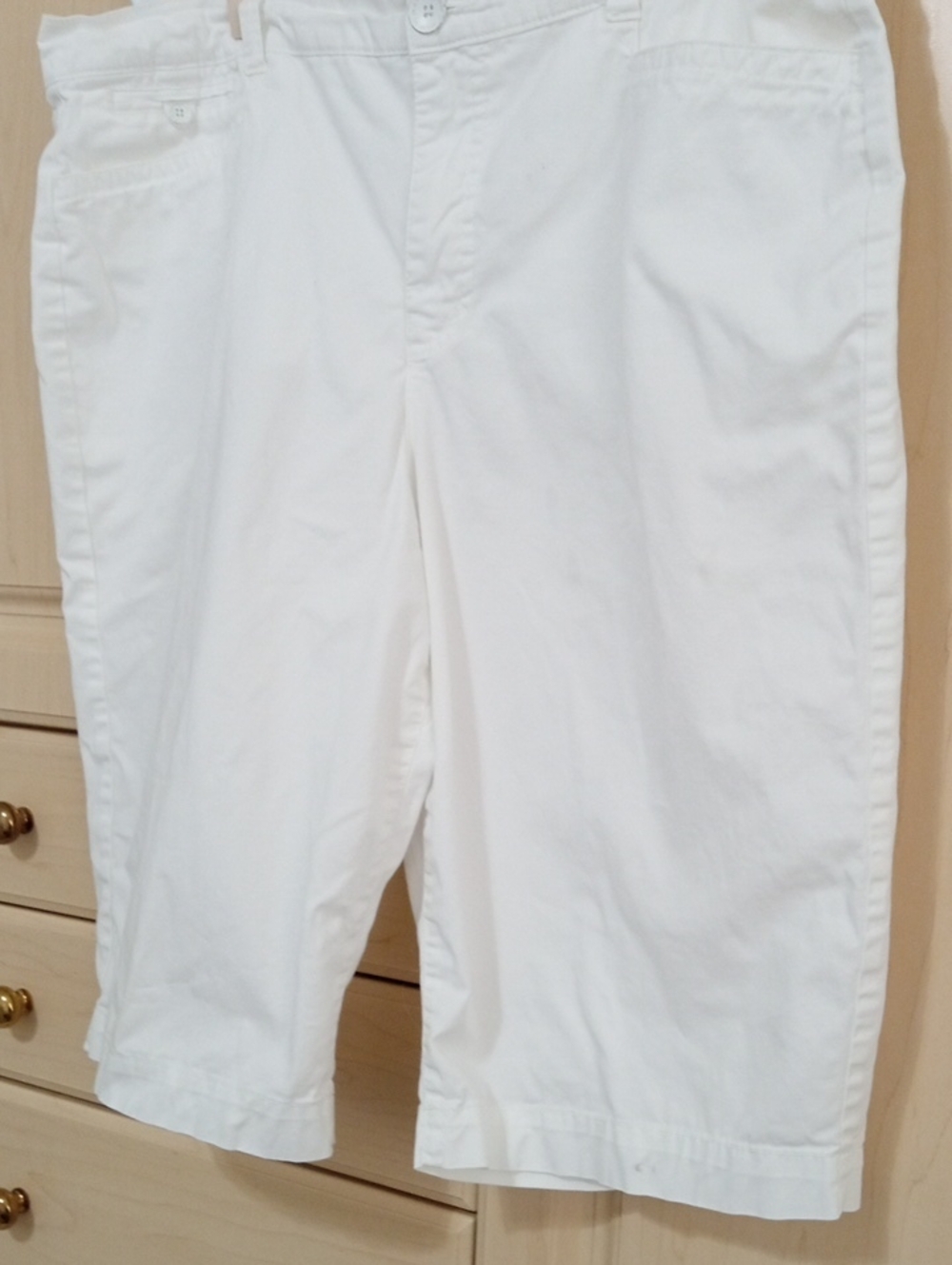 Bandolino White Button-Front Shorts